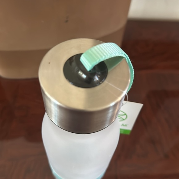 Gaiam *NWT* 22 Ounce Fruit Infuser Water Bottle, BPA Free Non-Toxic, Blue Strap - Picture 14 of 14